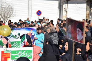 راهپیمایی 22 بهمن بین مردم